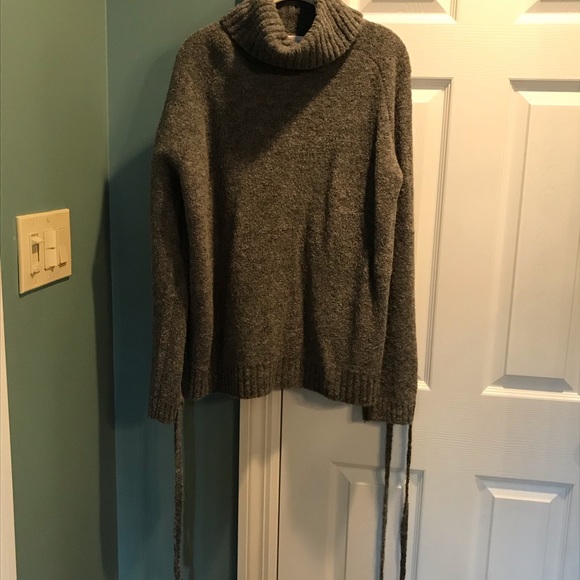 Lovers + Friends Kate Sweater. Size Large - Picture 3 of 7